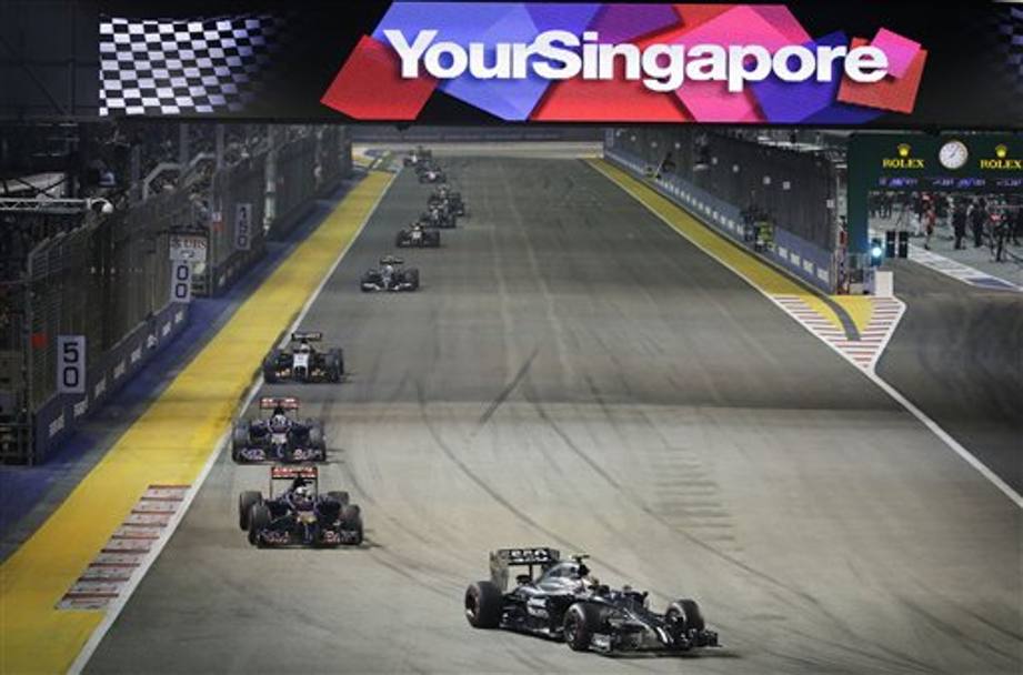 La gara di Singapore del 21 settembre vede Hamilton, Vettel e Ricciardo rispettivamente primo, secondo e terzo sul podio. Qui il danese Kevin Magnussen in gara (Ap) 